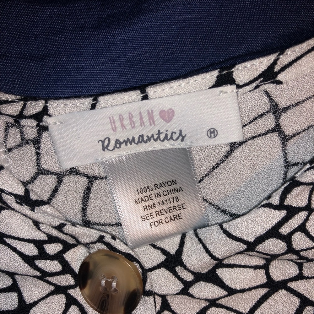 Button down - Picture 3 of 3